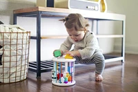 Boîte à formes Zen and Cal de Baby Einstein pour des jeux d'éveil sensoriel au sol. Tout petits et plus grands