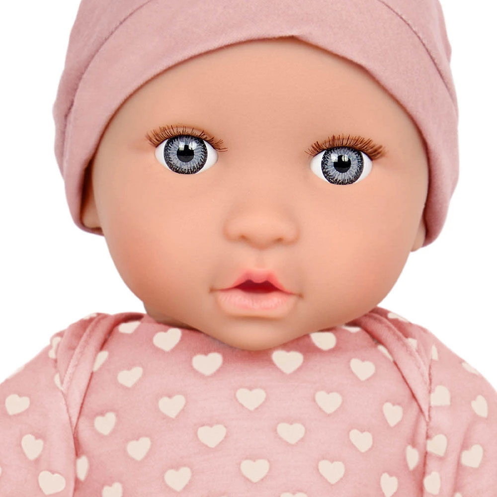 LullaBaby Poupée bébé - Yeux bleu-gris et chapeau rose Poupée bébé 36 cm avec pyjama rose aux motifs de coeur