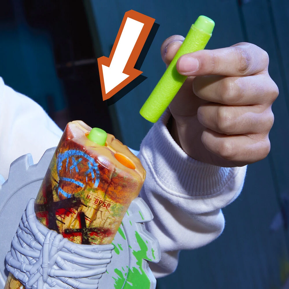 Nerf Zombie Strikeout, blaster à fléchettes, 8 fléchettes Nerf Elite, épée en mousse, poignée d'amorçage, jeux d'extérieur