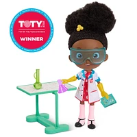 Ada Twist, Poupée de Scientifique Ada Twist Labo, Poupée Interactive de 31 cm (12,5 pouces) avec Accessoires de Labo de Recherche, Parle et Chante la Chanson "The Brainstorm Song"