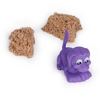 Kinetic Sand, Doggie Dig avec outil multi-usage surprise en forme de chien, 170 g de sable de plage et rangement de sable à modeler (plusieurs modèles disponibles.), jouets sensoriels