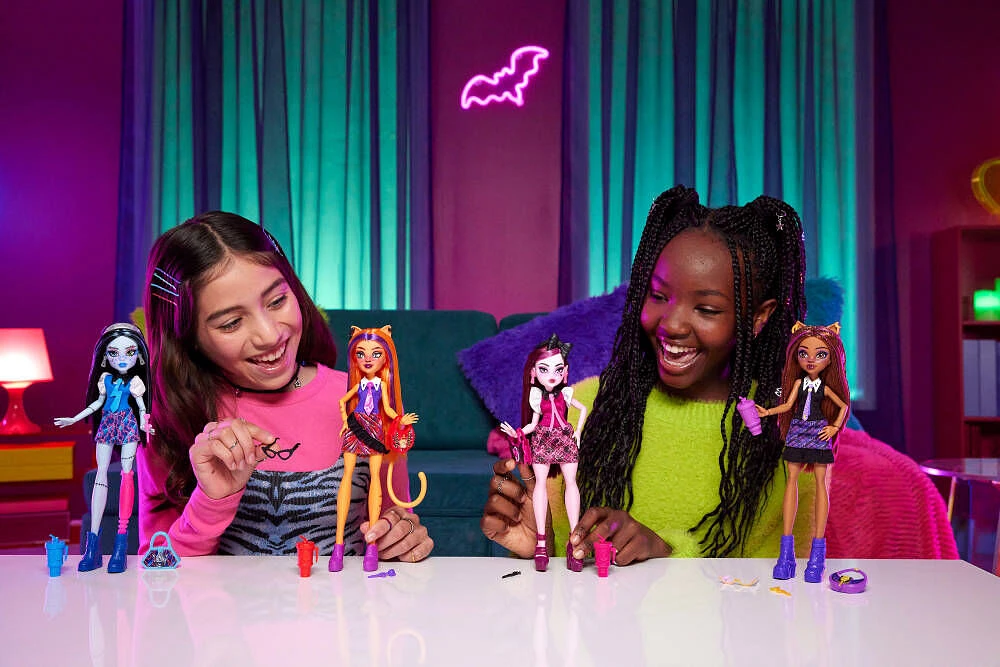 Monster High Buried Secrets Dolls and Accessories, Cozy Creepover Theme with Mystery Doll and 5 Unboxing Surprises (Characters May Vary)