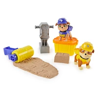 Rubble and Crew, Coffret de figurines articulées Ruben et Mix, avec 85,05 g de sable Kinetic Build-It Sand et 2 jouets de construction portables