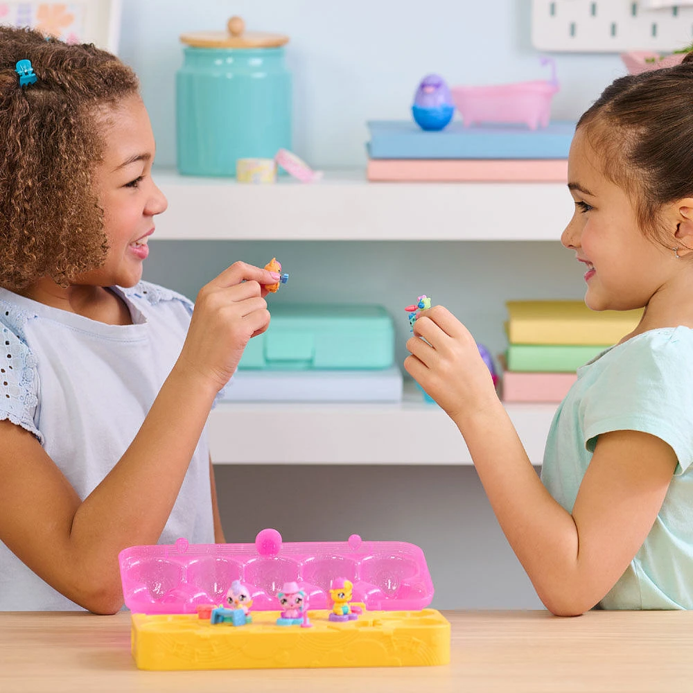 Hatchimals Alive, Boîte d'oeufs rose et jaune, jouet avec 6 mini figurines dans des oeufs qui éclosent tout seuls, 11 accessoires