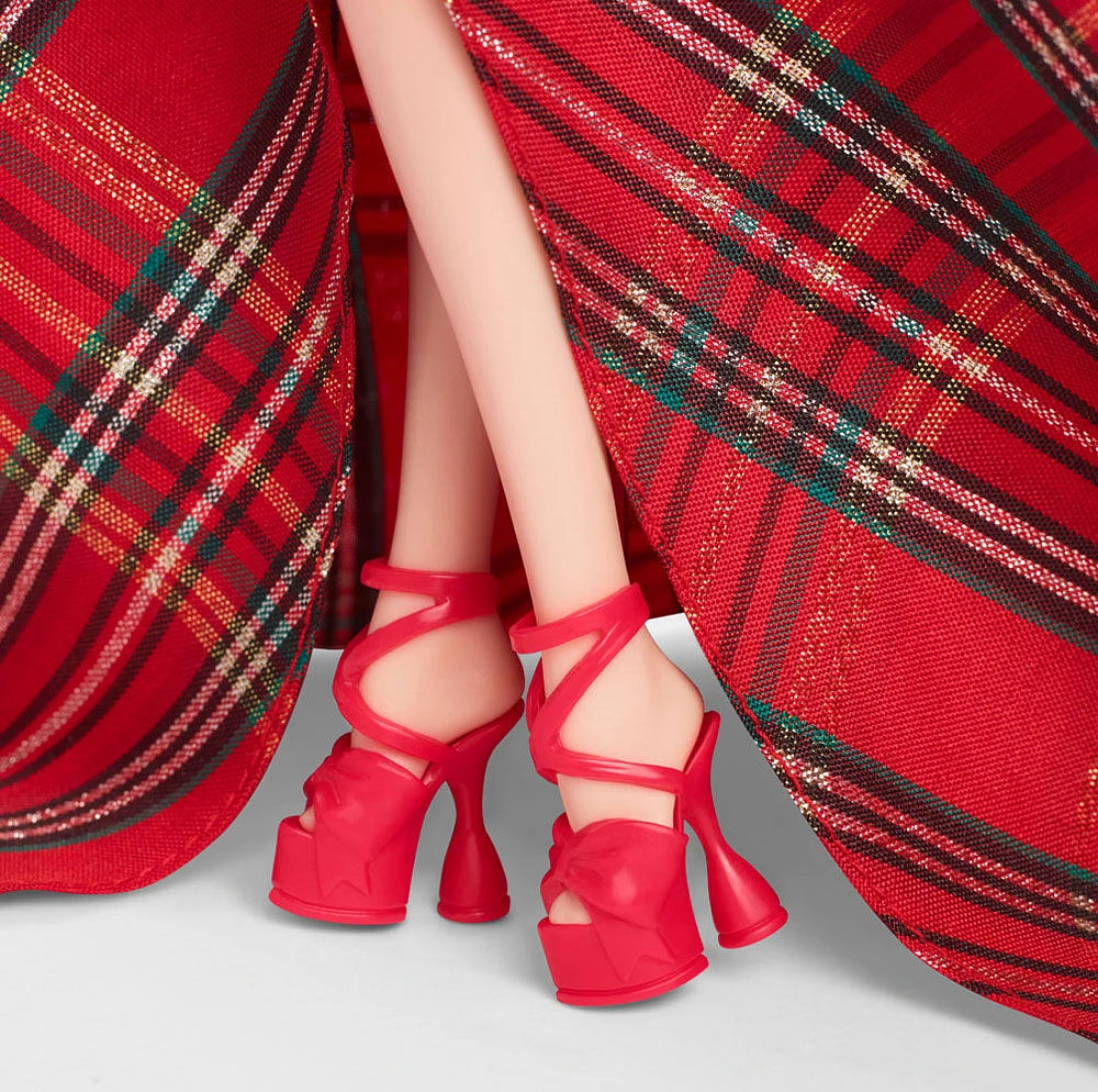 Barbie Joyeux Noël 2024 Poupée Barbie blonde emblématique portant une robe à carreaux, cadeau collector pour les fêtes, avec emballage de présentation