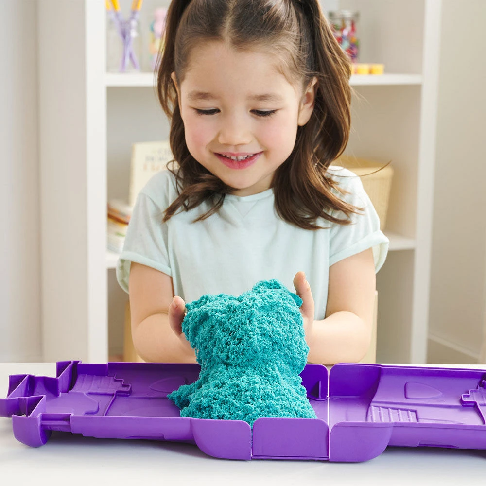 Kinetic Sand, Castle Case avec 453 g de sable à modeler bleu sarcelle, bac de jeu multi-usage et conteneur de rangement, jouets sensoriels