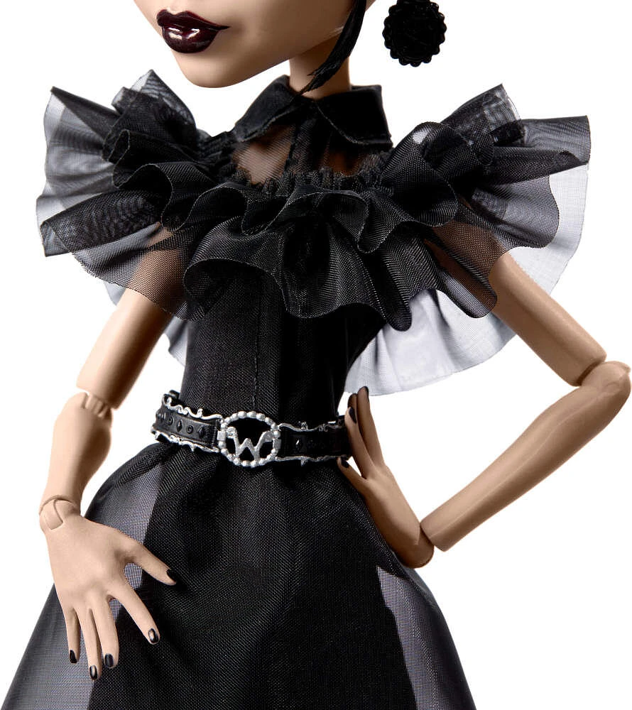 Monster High Mercredi Addams en Tenue de Bal Poupée à collectionner vêtue d'une robe gothique noire inspirée de la scène de danse, accessoires de qualité et socle pour poupée