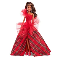 Barbie Poupée Signature Joyeux Noël 2024 Poupée de collection cheveux châtain, robe à carreaux ornée d'un noeud rouge, dans un emballage à exposer