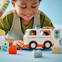 LEGO DUPLO Ambulance et chauffeur Jouet éducatif qui propose un jeu de simulation imaginatif pour les tout-petits 10447