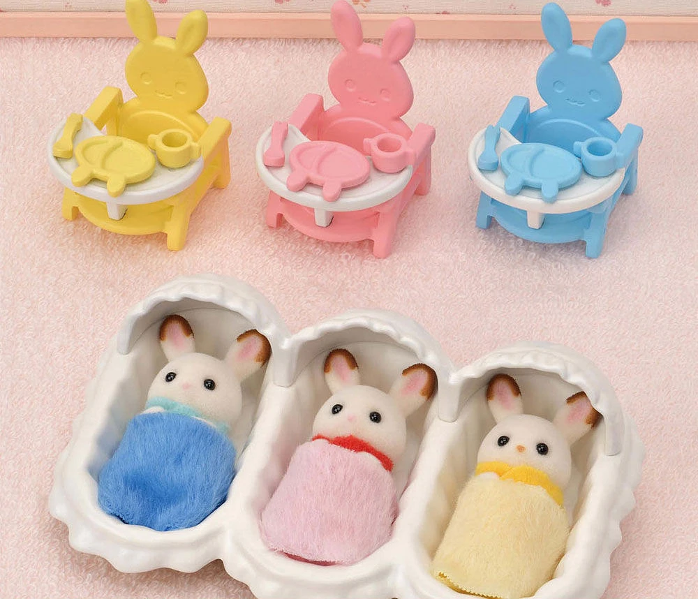 Ensemble de soins pour triplés de Calico Critters, ensemble de jeu pour maison de poupée avec accessoires et 3 figurines