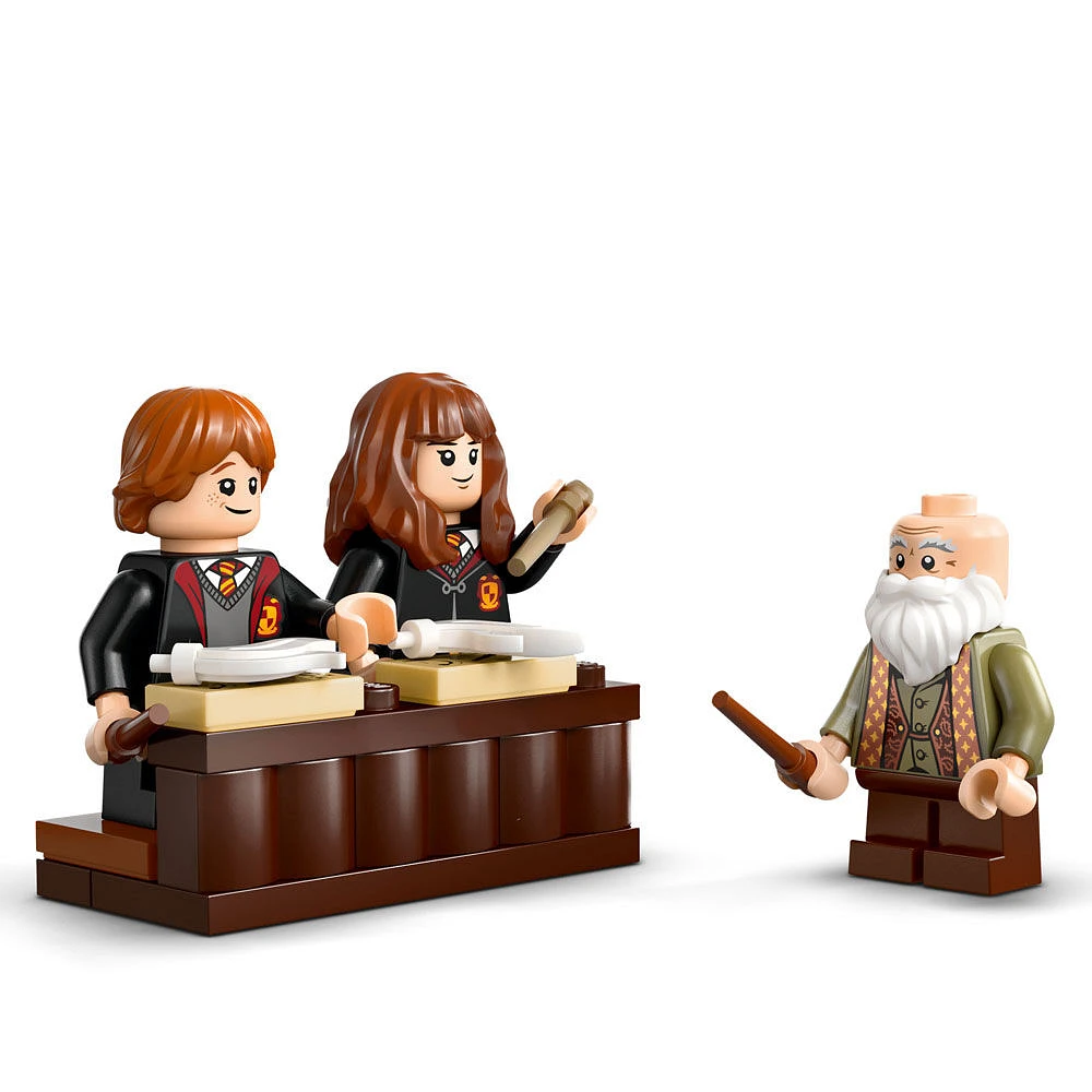 LEGO Harry Potter Le château de Poudlard : le club de sortilèges, Jouet de sorcier pour enfants, Ensemble de jeu de classe 76442