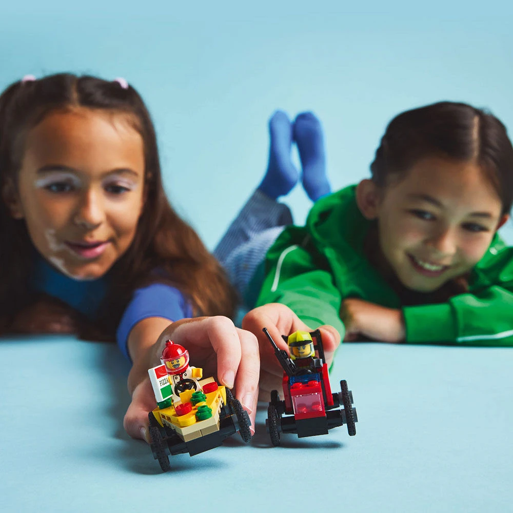 LEGO City Ensemble de course La voiture-pizza contre le camion de pompiers, ensemble de course de boîtes à savon pour les 5 ans et plus 60458