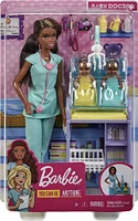 Coffret de jeu Barbie Pédiatre avec poupée brunette, 2 poupées bébés, éléments de jeu jouets