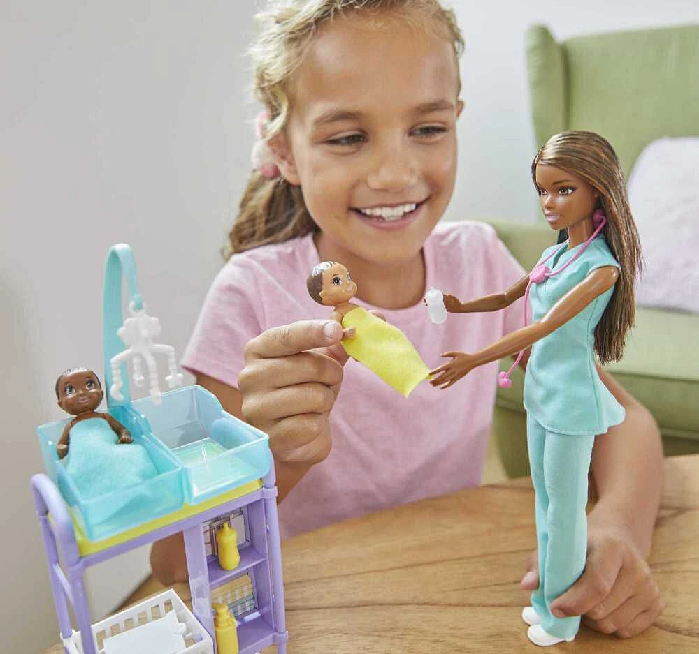 Coffret de jeu Barbie Pédiatre avec poupée brunette, 2 poupées bébés, éléments de jeu jouets