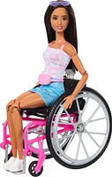 Coffret de poupée Barbie et chien d'assistance avec fauteuil roulant, rampe et accessoires, poupée