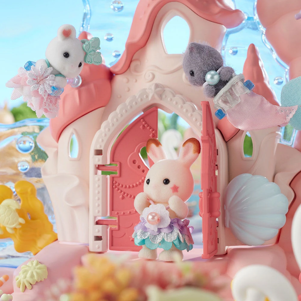 Calico Critters Château de sirène pour bébé, ensemble de jeu pour maison de poupée avec 3 figurines de poupée à collectionner