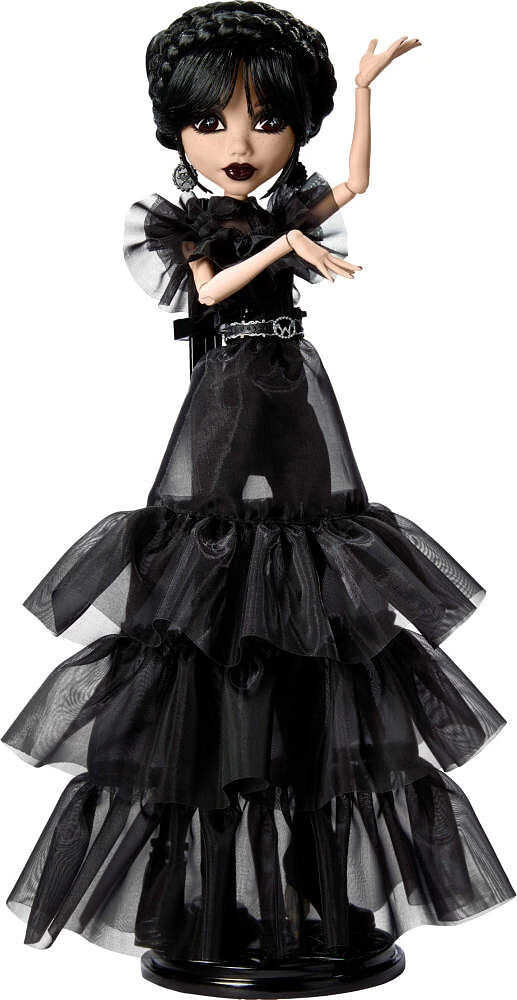 Monster High Mercredi Addams en Tenue de Bal Poupée à collectionner vêtue d'une robe gothique noire inspirée de la scène de danse, accessoires de qualité et socle pour poupée