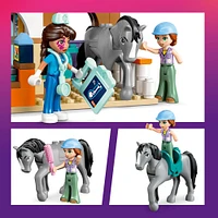 LEGO Friends La clinique vétérinaire pour chevaux et animaux de compagnie, Jouet de simulation avec 3 minipoupées et 5 animaux 42651