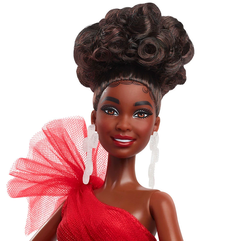 Barbie Poupée Barbie Joyeux Noël 2024 Poupée de collection aux cheveux noirs avec robe à carreaux dans un emballage à exposer