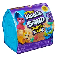 Kinetic Sand, Doggie Dig avec outil multi-usage surprise en forme de chien, 170 g de sable de plage et rangement de sable à modeler (plusieurs modèles disponibles.), jouets sensoriels