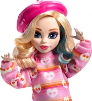 Monster High Enid Sinclair Poupée à collectionner dans une tenue rose avec béret et sac à dos, socle pour poupée