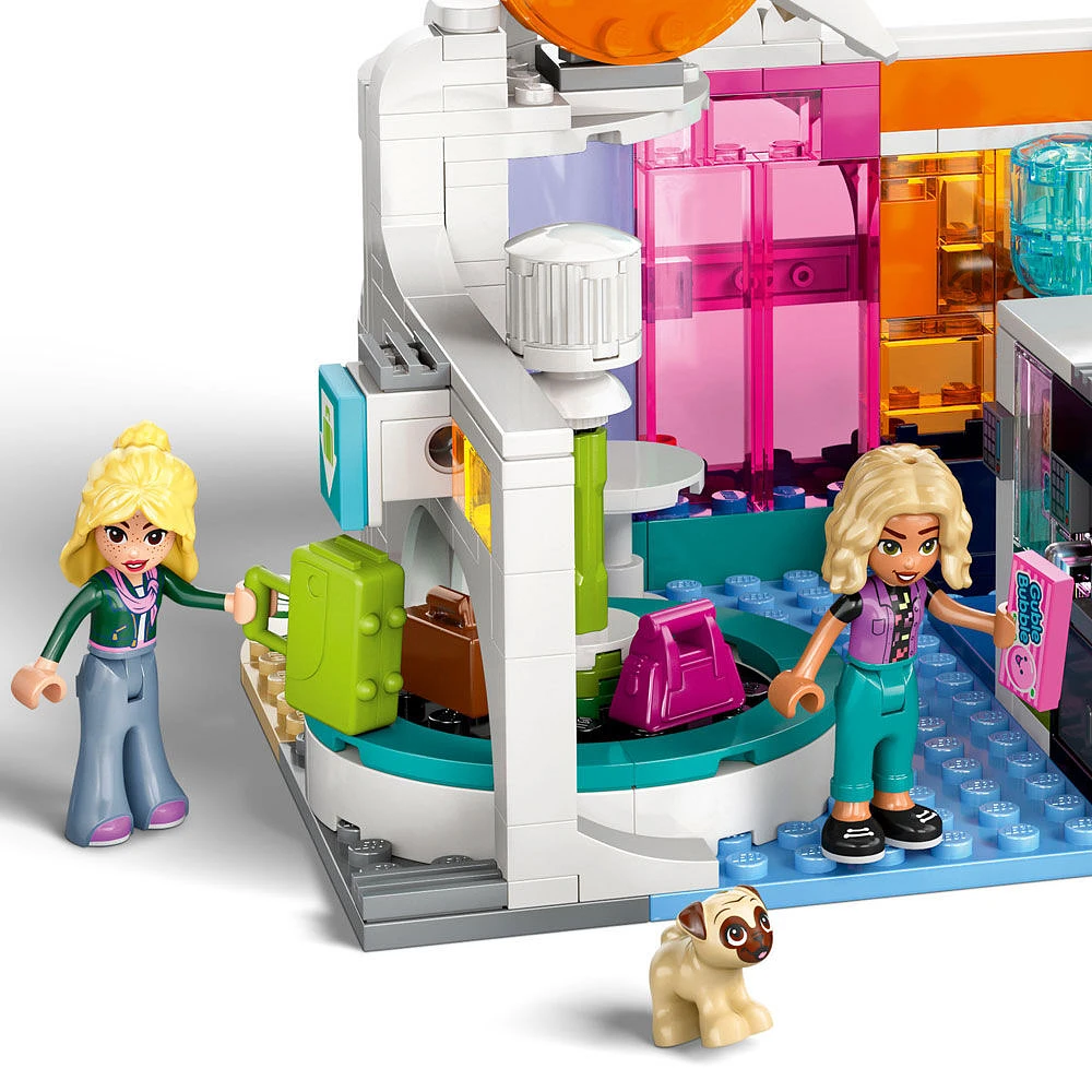 LEGO Friends L'aéroport et l'avion de Heartlake City, Ensemble de construction, Ensemble de jeu avec minipoupées et chien 42656