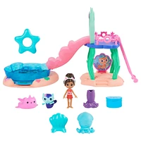 Gabby's Dollhouse, Coffret piscine senchationnelle avec figurines Gabby et Marine, Queues de sirène qui changent de couleur et accessoires de piscine