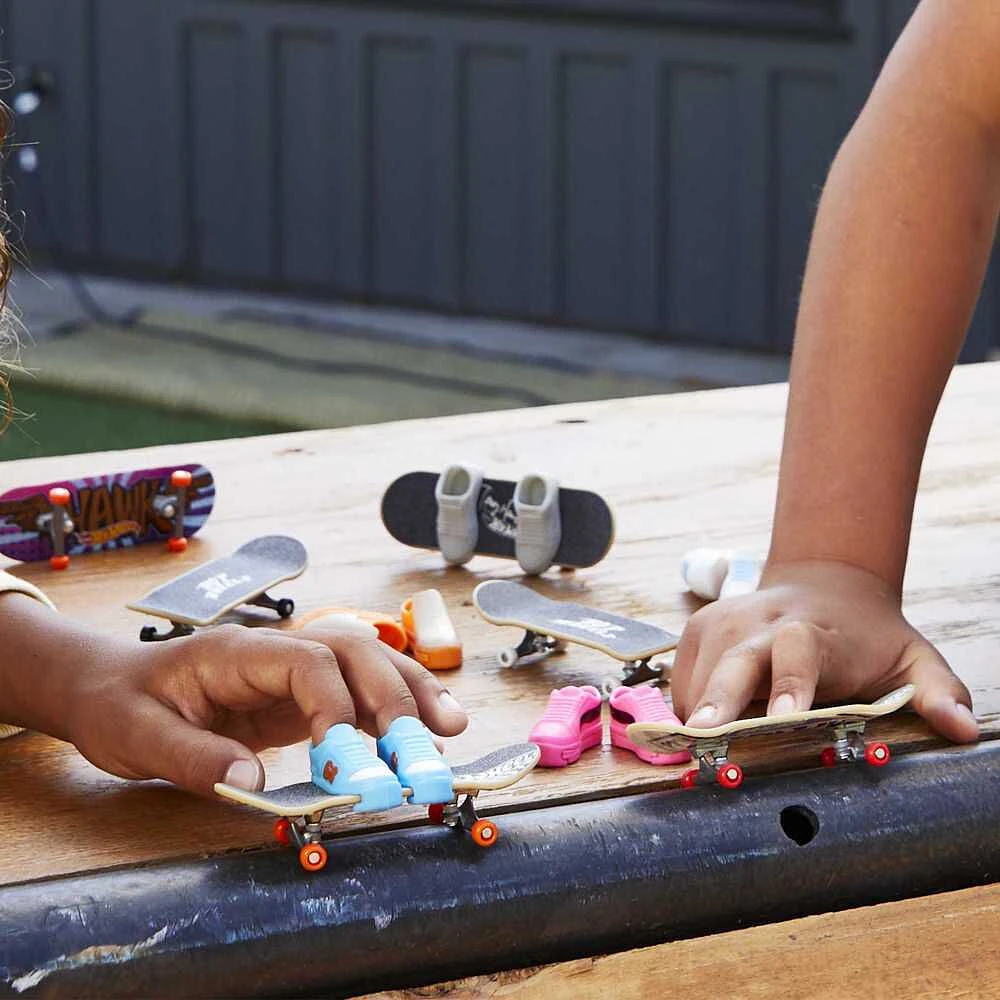 Hot Wheels Skate-Coffret Fingerboard et Chaussures - 1 par commande, la couleur peut varier (Chacun vendu séparément, sélectionné au hasard)