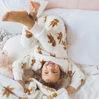 CREAM TWO-PIECES PAJAMA WITH AN ALL OVER PRINT OF GINGERMEN SOFT FLEECE, BABY