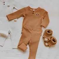 CARAMEL ORGANIC COTTON HENLEY COLLAR BODYSUIT, NEWBORN