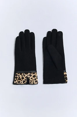 Wool gloves with panther pattern