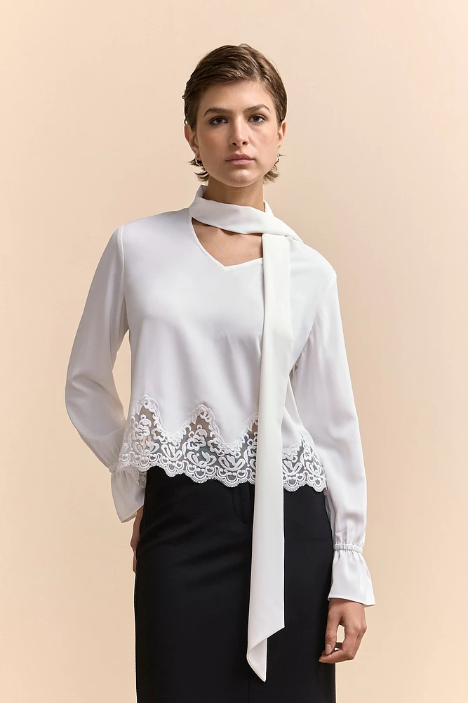 Cropped blouse with lace hem