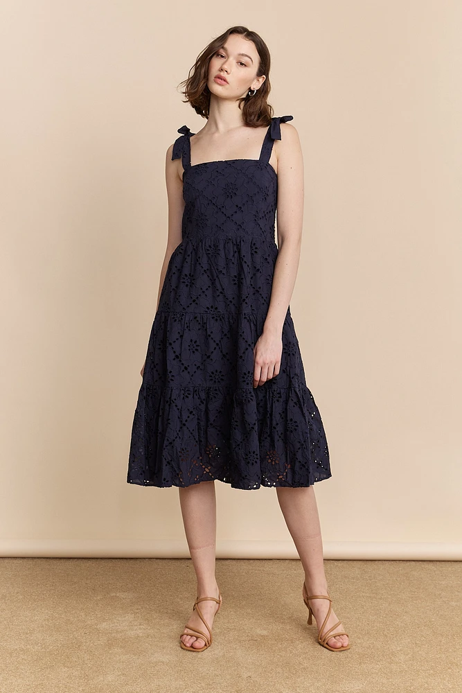 Robe marine en broderie anglaise