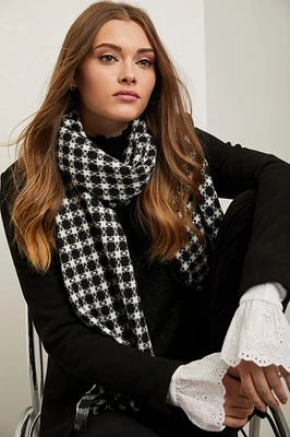 Geometric pattern scarf with fringe