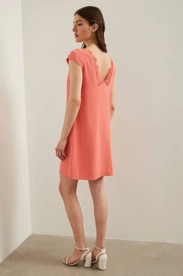 Robe droite avec détail de dentelle