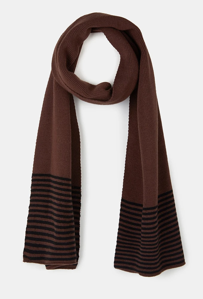 Knitted scarf with stripes