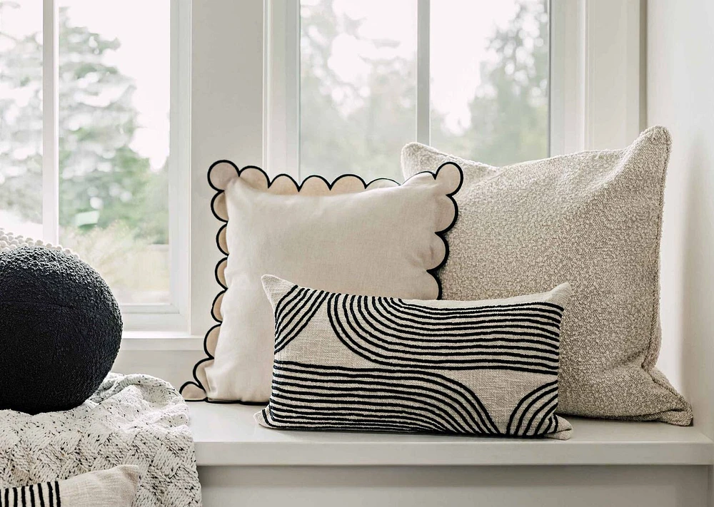 Lark Scalloped Edge Pillow 20x20 Nat/Blk