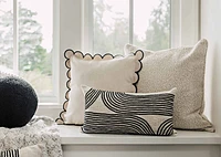 Lark Scalloped Edge Pillow 20x20 Nat/Blk