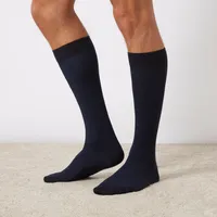 Calcetines largos de hombre con pequeños lunares densos