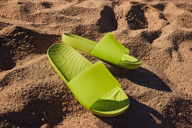 Crocs Women's Splash Glossy Strappy Slides | Hamilton Place