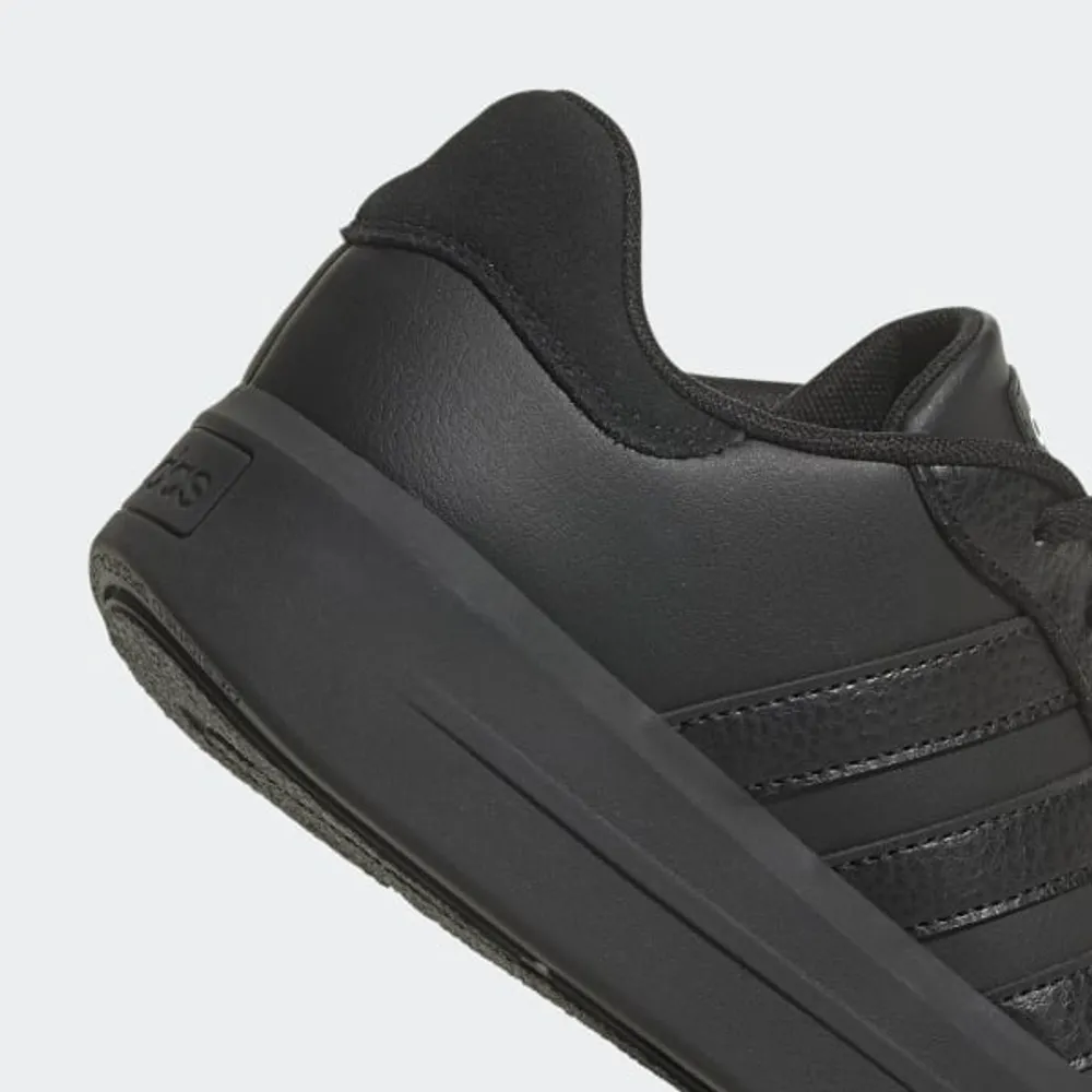 Adidas con plataforma interna 2025