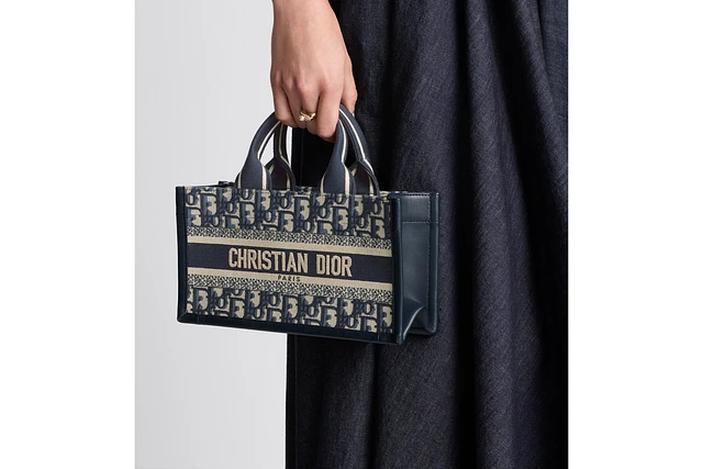 【★実用的でお洒落♪】DIOR East-West Dior Book Tote バッグ East-West Dior Book Tote with Strap Blue Dior Oblique