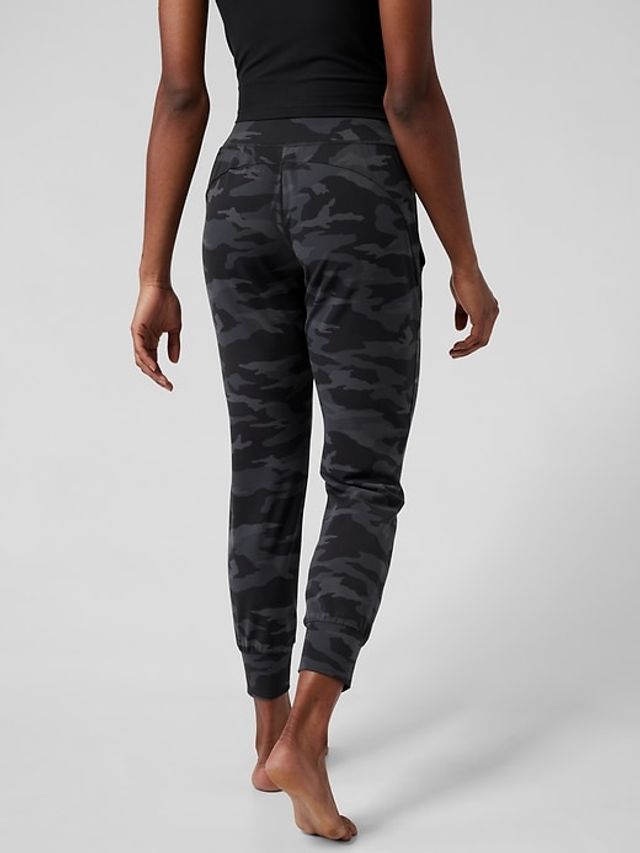 Hot *BNWT* Athleta Salutation Jogger