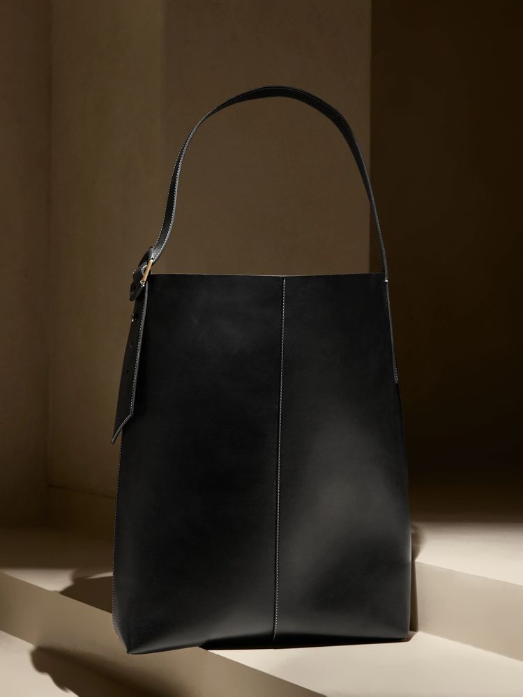 Banana Republic Oversized Vida Bag | Halifax Shopping Centre