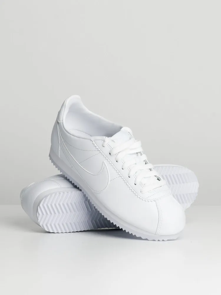 Nike sneakers hot sale on clearance