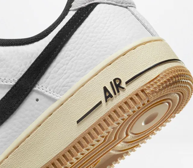 Nike air force 1 trainers with navy on sale swoosh and gum sole