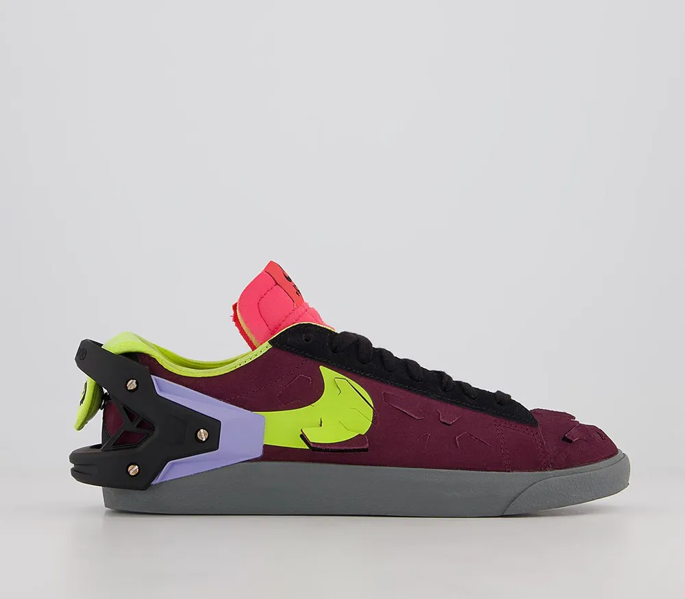 Maroon on sale nike trainers