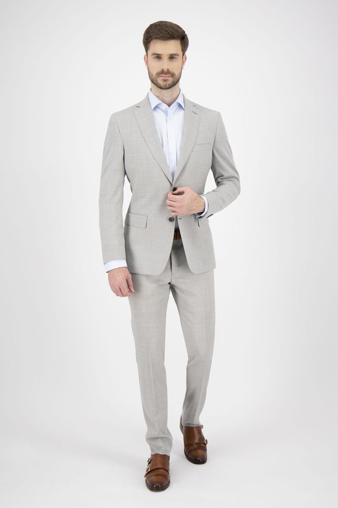 Traje gris sale con tenis blancos