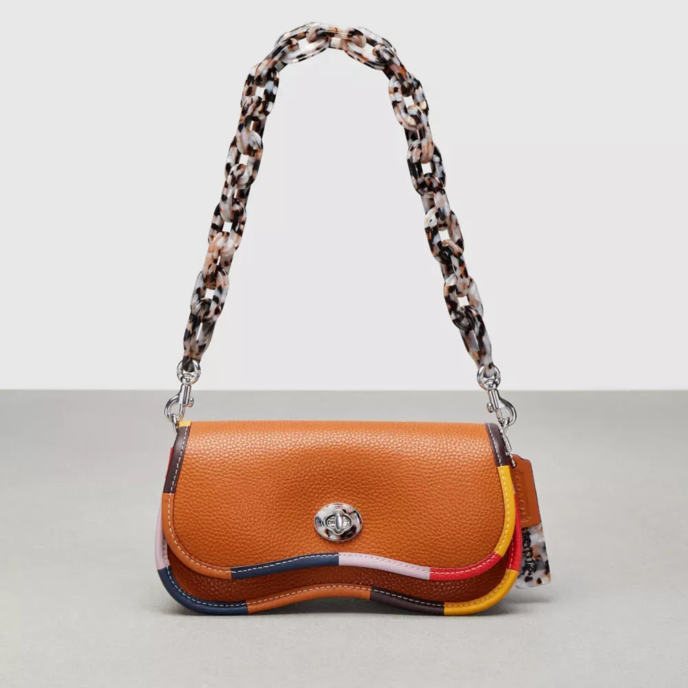 ★Coachtopia★センス抜群のストラップ★Wavy Dinky Bag★バッグ Wavy Dinky Bag In Crinkle Patent Coachtopia Leather