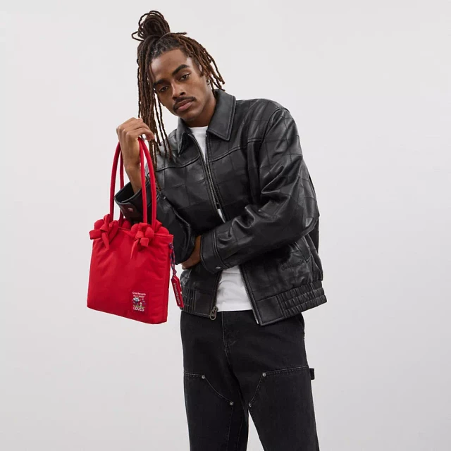 トートバッグ Coachtopia Loop Small Tote With Heart Appliqu CY354 Coachtopia Loop Small Tote With Heart Appliqué | Coachtopia ™